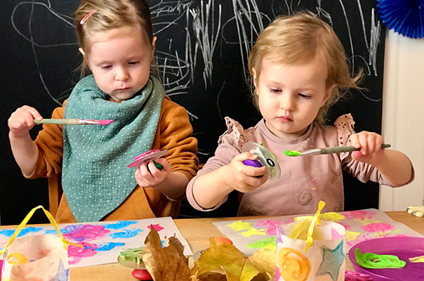 Wir basteln Laternen! Wir TiG! Tageskinder sind mittendrin im Herbst und basteln Laternen zu St. Martin. TiG! Kindertagespflege in Braunschweig Nicole Appel – Kindertagespflege, Krippe und Tagesmutter für Braunschweig Gliesmarode, Querum, Riddagshausen, Östliches Ringgebiet, Volkmarode, Bienrode, Waggum, Hondelage, Schuntersiedlung, Kralenriede, Dibbesdorf, Schwarzer Berg, Siegfriedviertel, Nordstadt und Schapen