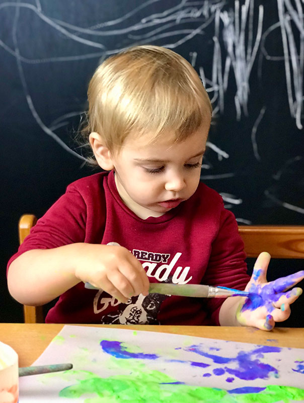 Mit reichlich Spaß und viel Farbe gestalten wir TiG! Tageskinder zusammen mit unserer Tagesmutter Laternenpapier zu St. Martin.