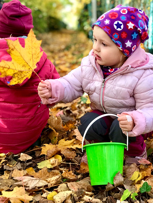 Herbstbunte Blättersammelei! Wir TiG! Tageskinder sind heute draußen unterwegs und sammeln viele schöne bunte Herbstblätter. TiG! Kindertagespflege in Braunschweig Nicole Appel – Kindertagespflege, Krippe und Tagesmutter für Braunschweig Gliesmarode, Querum, Riddagshausen, Östliches Ringgebiet, Volkmarode, Bienrode, Waggum, Hondelage, Schuntersiedlung, Kralenriede, Dibbesdorf, Schwarzer Berg, Siegfriedviertel, Nordstadt und Schapen