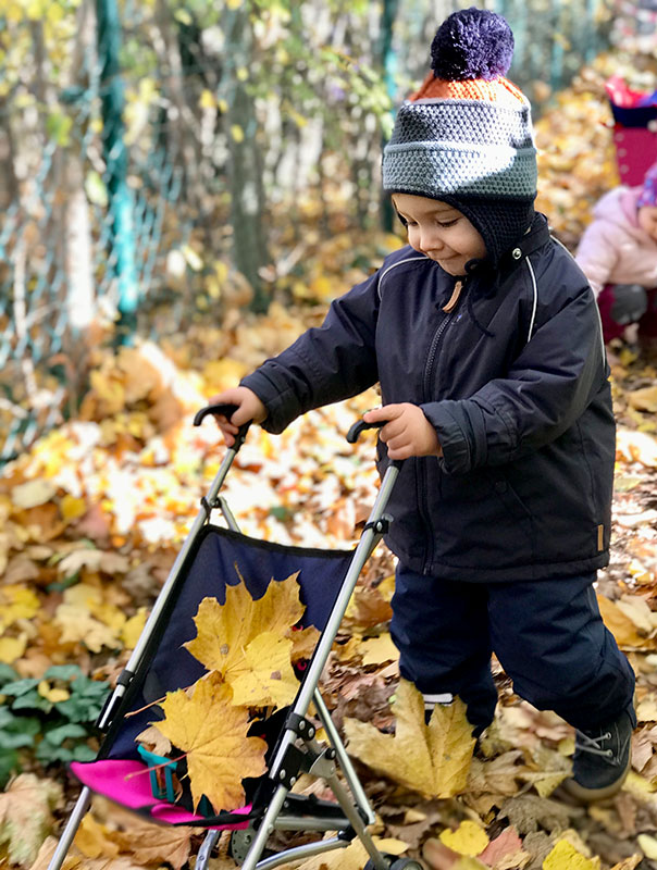 Gemeinsam mit unserer Tagesmutter sind wir heute bei tollem Herbstwetter unterwegs und sammeln wunderschöne bunte Herbstblätter.