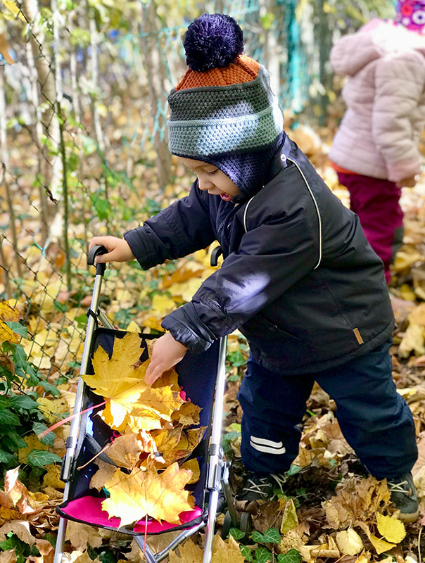 Gemeinsam mit unserer Tagesmutter sind wir heute bei tollem Herbstwetter unterwegs und sammeln wunderschöne bunte Herbstblätter.