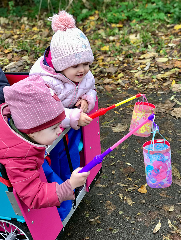 Laterne fahren? Laterne gehen! Wir TiG! Tageskinder sind mit unserer Tagesmutter unterwegs und gehen Laterne. TiG! Kindertagespflege in Braunschweig Nicole Appel – Kindertagespflege, Krippe und Tagesmutter für Braunschweig Gliesmarode, Querum, Riddagshausen, Östliches Ringgebiet, Volkmarode, Bienrode, Waggum, Hondelage, Schuntersiedlung, Kralenriede, Dibbesdorf, Schwarzer Berg, Siegfriedviertel, Nordstadt und Schapen