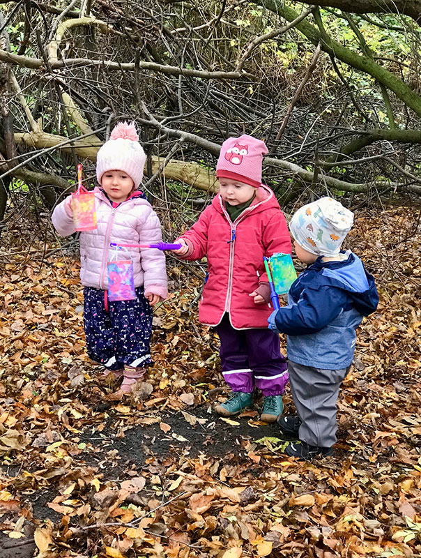 Laterne fahren? Laterne gehen! Wir TiG! Tageskinder sind mit unserer Tagesmutter unterwegs und gehen Laterne. TiG! Kindertagespflege in Braunschweig Nicole Appel – Kindertagespflege, Krippe und Tagesmutter für Braunschweig Gliesmarode, Querum, Riddagshausen, Östliches Ringgebiet, Volkmarode, Bienrode, Waggum, Hondelage, Schuntersiedlung, Kralenriede, Dibbesdorf, Schwarzer Berg, Siegfriedviertel, Nordstadt und Schapen