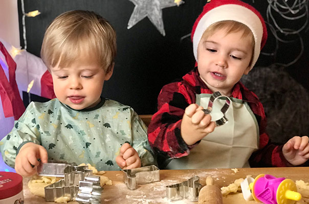 In der Weihnachtsbäckerei! Wir TiG! Tageskinder backen gemeinsam mit unserer Tagesmutter leckere Kekse. TiG! Kindertagespflege in Braunschweig Nicole Appel – Kindertagespflege, Krippe und Tagesmutter für Braunschweig Gliesmarode, Querum, Riddagshausen, Östliches Ringgebiet, Volkmarode, Bienrode, Waggum, Hondelage, Schuntersiedlung, Kralenriede, Dibbesdorf, Schwarzer Berg, Siegfriedviertel, Nordstadt und Schapen