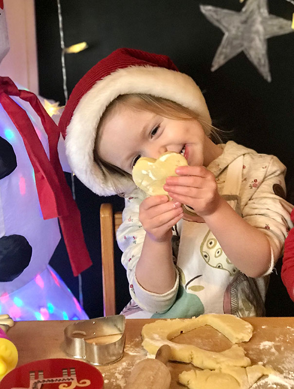 In der Weihnachtsbäckerei! Wir TiG! Tageskinder backen gemeinsam mit unserer Tagesmutter leckere Kekse. TiG! Kindertagespflege in Braunschweig Nicole Appel – Kindertagespflege, Krippe und Tagesmutter für Braunschweig Gliesmarode, Querum, Riddagshausen, Östliches Ringgebiet, Volkmarode, Bienrode, Waggum, Hondelage, Schuntersiedlung, Kralenriede, Dibbesdorf, Schwarzer Berg, Siegfriedviertel, Nordstadt und Schapen