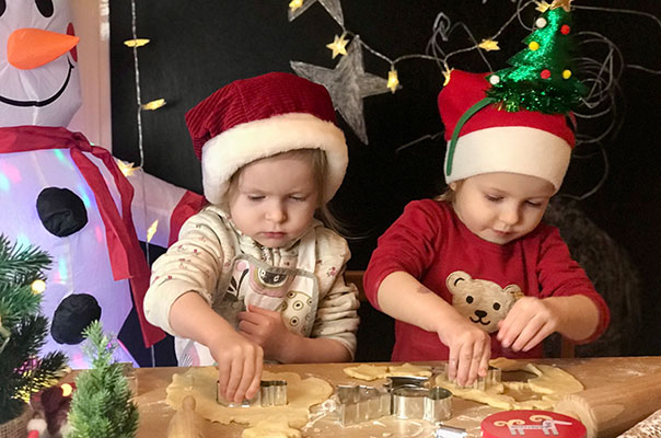 Wir TiG! Tageskinder backen zu munterer Weihnachtsmusik gemeinsam mit unserer Tagesmutter leckere Weihnachtskekse.