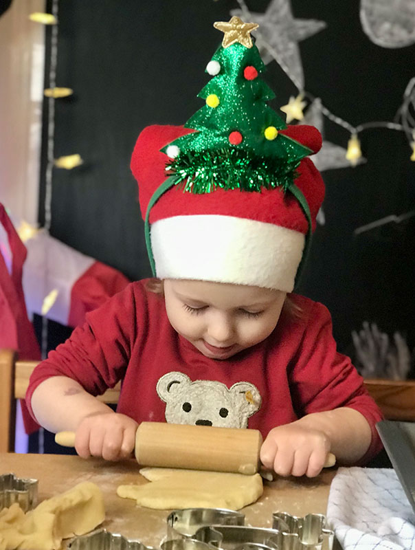 Wir TiG! Tageskinder backen zu munterer Weihnachtsmusik gemeinsam mit unserer Tagesmutter leckere Weihnachtskekse.