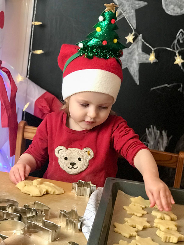 Wir TiG! Tageskinder backen zu munterer Weihnachtsmusik gemeinsam mit unserer Tagesmutter leckere Weihnachtskekse.