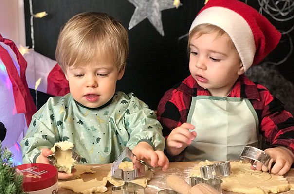 In der Weihnachtsbäckerei! Wir TiG! Tageskinder backen gemeinsam mit unserer Tagesmutter leckere Kekse. TiG! Kindertagespflege in Braunschweig Nicole Appel – Kindertagespflege, Krippe und Tagesmutter für Braunschweig Gliesmarode, Querum, Riddagshausen, Östliches Ringgebiet, Volkmarode, Bienrode, Waggum, Hondelage, Schuntersiedlung, Kralenriede, Dibbesdorf, Schwarzer Berg, Siegfriedviertel, Nordstadt und Schapen