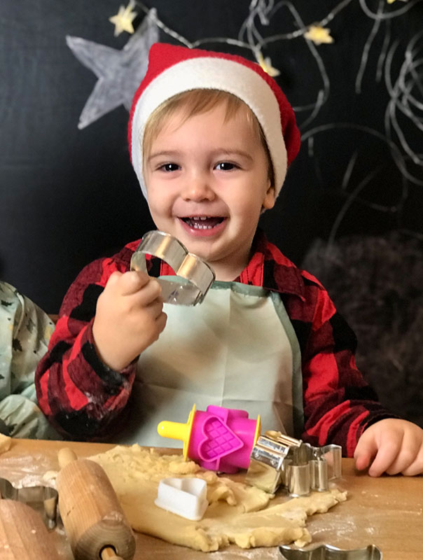 In der Weihnachtsbäckerei! Wir TiG! Tageskinder backen gemeinsam mit unserer Tagesmutter leckere Kekse. TiG! Kindertagespflege in Braunschweig Nicole Appel – Kindertagespflege, Krippe und Tagesmutter für Braunschweig Gliesmarode, Querum, Riddagshausen, Östliches Ringgebiet, Volkmarode, Bienrode, Waggum, Hondelage, Schuntersiedlung, Kralenriede, Dibbesdorf, Schwarzer Berg, Siegfriedviertel, Nordstadt und Schapen