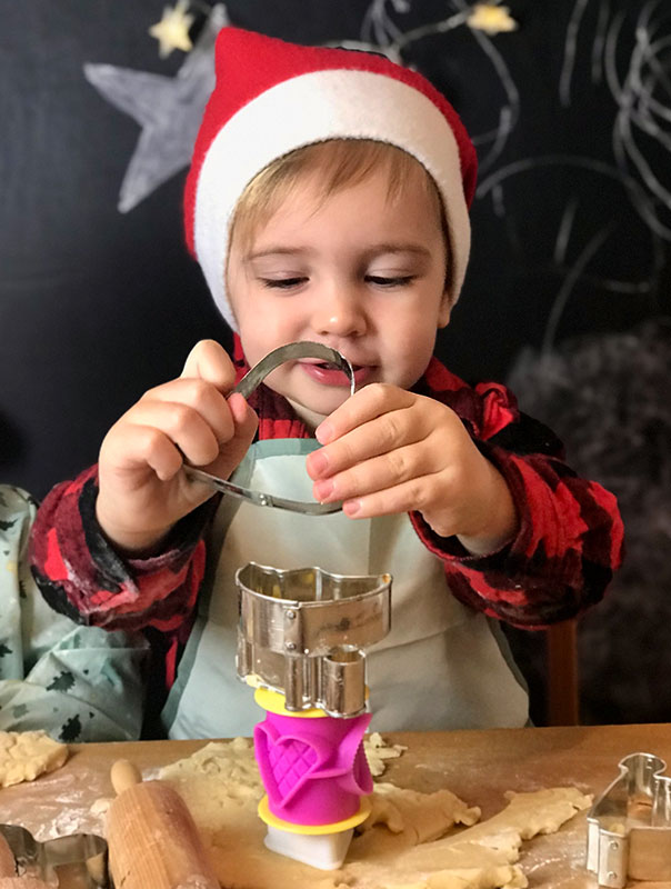 In der Weihnachtsbäckerei! Wir TiG! Tageskinder backen gemeinsam mit unserer Tagesmutter leckere Kekse. TiG! Kindertagespflege in Braunschweig Nicole Appel – Kindertagespflege, Krippe und Tagesmutter für Braunschweig Gliesmarode, Querum, Riddagshausen, Östliches Ringgebiet, Volkmarode, Bienrode, Waggum, Hondelage, Schuntersiedlung, Kralenriede, Dibbesdorf, Schwarzer Berg, Siegfriedviertel, Nordstadt und Schapen