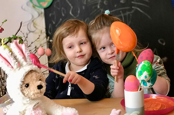 Oh – Ostereier! Wir TiG! Tageskinder bemalen Ostereier für das Osterfest. TiG! Kindertagespflege in Braunschweig Nicole Appel – Kindertagespflege, Krippe und Tagesmutter für Braunschweig Gliesmarode, Querum, Riddagshausen, Östliches Ringgebiet, Volkmarode, Bienrode, Waggum, Hondelage, Schuntersiedlung, Kralenriede, Dibbesdorf, Schwarzer Berg, Siegfriedviertel, Nordstadt und Schapen