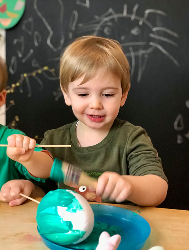 Wir TiG! Tageskinder bemalen Eier für Ostern. TiG! Kindertagespflege in Braunschweig Nicole Appel – Kindertagespflege, Krippe und Tagesmutter für Braunschweig Gliesmarode, Querum, Riddagshausen, Östliches Ringgebiet, Volkmarode, Bienrode, Waggum, Hondelage, Schuntersiedlung, Kralenriede, Dibbesdorf, Schwarzer Berg, Siegfriedviertel, Nordstadt und Schapen