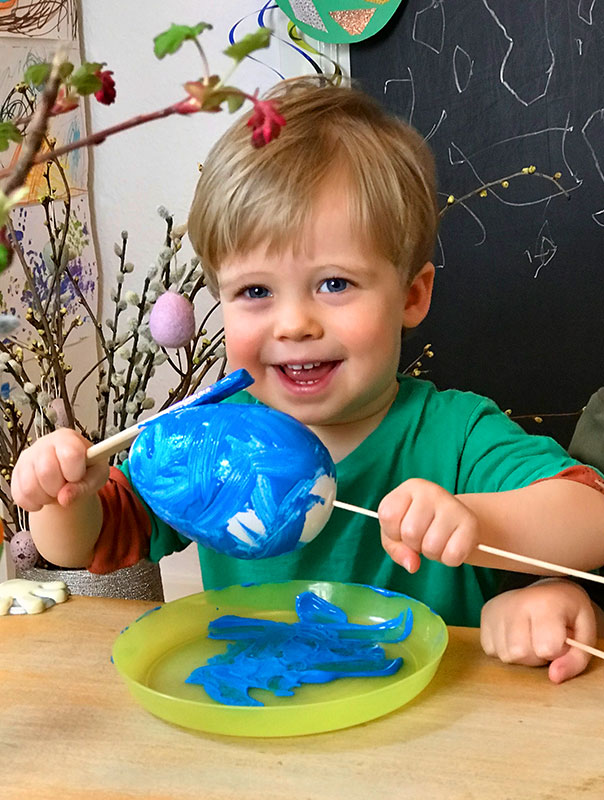 Wir TiG! Tageskinder bemalen Eier für Ostern. TiG! Kindertagespflege in Braunschweig Nicole Appel – Kindertagespflege, Krippe und Tagesmutter für Braunschweig Gliesmarode, Querum, Riddagshausen, Östliches Ringgebiet, Volkmarode, Bienrode, Waggum, Hondelage, Schuntersiedlung, Kralenriede, Dibbesdorf, Schwarzer Berg, Siegfriedviertel, Nordstadt und Schapen