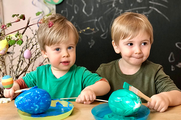 Wir TiG! Tageskinder bemalen Eier für Ostern. TiG! Kindertagespflege in Braunschweig Nicole Appel – Kindertagespflege, Krippe und Tagesmutter für Braunschweig Gliesmarode, Querum, Riddagshausen, Östliches Ringgebiet, Volkmarode, Bienrode, Waggum, Hondelage, Schuntersiedlung, Kralenriede, Dibbesdorf, Schwarzer Berg, Siegfriedviertel, Nordstadt und Schapen