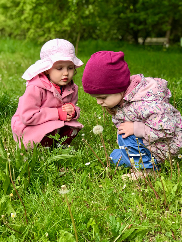 Pusteblumen und Seifenblasen! Wir TiG! Tageskinder pusten Pusteblumen und Seifenblasen, bis wir aus der Puste sind. TiG! Kindertagespflege in Braunschweig Nicole Appel – Kindertagespflege, Krippe und Tagesmutter für Braunschweig Gliesmarode, Querum, Riddagshausen, Östliches Ringgebiet, Volkmarode, Bienrode, Waggum, Hondelage, Schuntersiedlung, Kralenriede, Dibbesdorf, Schwarzer Berg, Siegfriedviertel, Nordstadt und Schapen