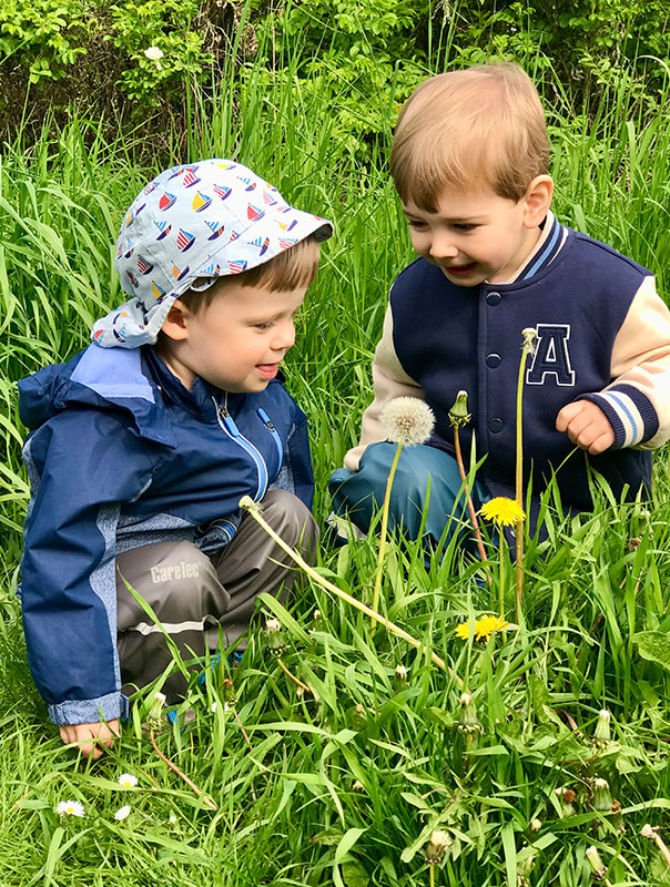 Wir TiG! Tageskinder pusten und pusten in der schönen Natur. TiG! Kindertagespflege in Braunschweig Nicole Appel – Kindertagespflege, Krippe und Tagesmutter für Braunschweig Gliesmarode, Querum, Riddagshausen, Östliches Ringgebiet, Volkmarode, Bienrode, Waggum, Hondelage, Schuntersiedlung, Kralenriede, Dibbesdorf, Schwarzer Berg, Siegfriedviertel, Nordstadt und Schapen