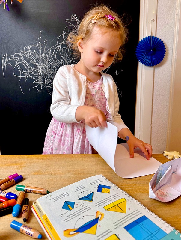 Wasser, Schiffe, Sonnenschein! Wir TiG! Tageskinder basteln und plantschen auf unsere Spielterrasse. TiG! Kindertagespflege in Braunschweig Nicole Appel – Kindertagespflege, Krippe und Tagesmutter für Braunschweig Gliesmarode, Querum, Riddagshausen, Östliches Ringgebiet, Volkmarode, Bienrode, Waggum, Hondelage, Schuntersiedlung, Kralenriede, Dibbesdorf, Schwarzer Berg, Siegfriedviertel, Nordstadt und Schapen