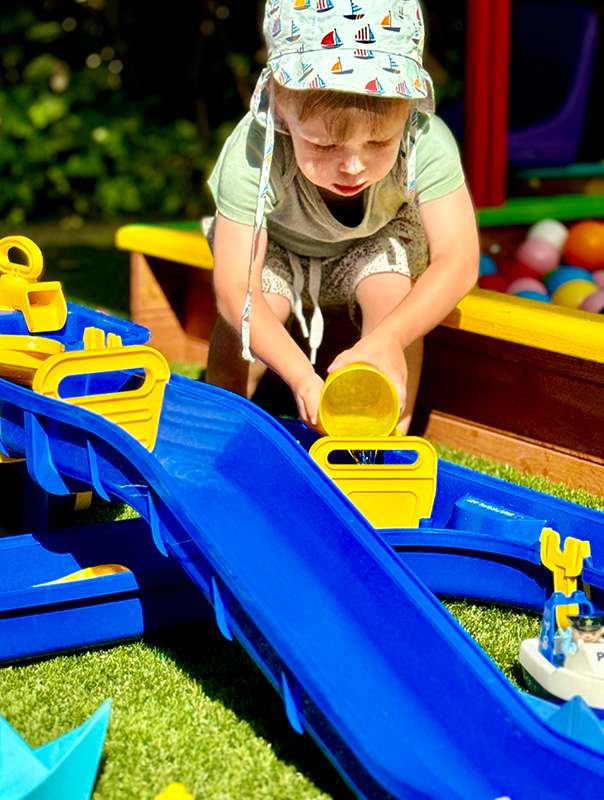 Wasser, Schiffe, Sonnenschein! Wir TiG! Tageskinder basteln und plantschen auf unsere Spielterrasse. TiG! Kindertagespflege in Braunschweig Nicole Appel – Kindertagespflege, Krippe und Tagesmutter für Braunschweig Gliesmarode, Querum, Riddagshausen, Östliches Ringgebiet, Volkmarode, Bienrode, Waggum, Hondelage, Schuntersiedlung, Kralenriede, Dibbesdorf, Schwarzer Berg, Siegfriedviertel, Nordstadt und Schapen