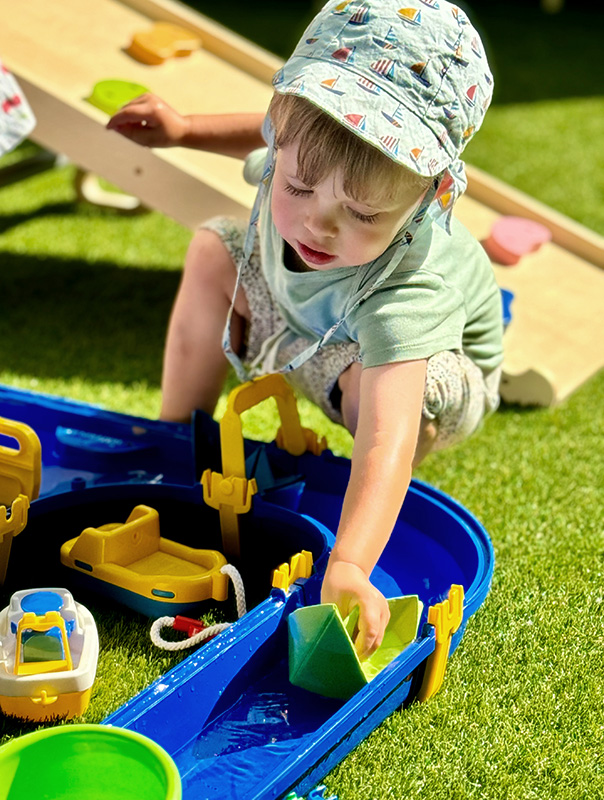 Wir TiG! Tageskinder basteln und plantschen auf unsere Spielterrasse. TiG! Kindertagespflege in Braunschweig Nicole Appel – Kindertagespflege, Krippe und Tagesmutter für Braunschweig Gliesmarode, Querum, Riddagshausen, Östliches Ringgebiet, Volkmarode, Bienrode, Waggum, Hondelage, Schuntersiedlung, Kralenriede, Dibbesdorf, Schwarzer Berg, Siegfriedviertel, Nordstadt und Schapen