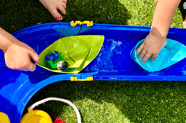 Wir TiG! Tageskinder basteln und plantschen auf unsere Spielterrasse. TiG! Kindertagespflege in Braunschweig Nicole Appel – Kindertagespflege, Krippe und Tagesmutter für Braunschweig Gliesmarode, Querum, Riddagshausen, Östliches Ringgebiet, Volkmarode, Bienrode, Waggum, Hondelage, Schuntersiedlung, Kralenriede, Dibbesdorf, Schwarzer Berg, Siegfriedviertel, Nordstadt und Schapen