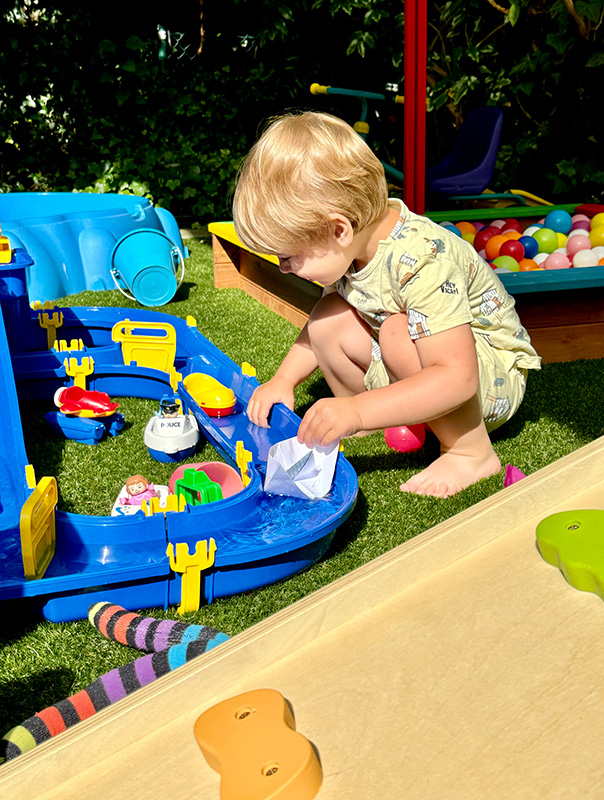Wir TiG! Tageskinder basteln und plantschen auf unsere Spielterrasse. TiG! Kindertagespflege in Braunschweig Nicole Appel – Kindertagespflege, Krippe und Tagesmutter für Braunschweig Gliesmarode, Querum, Riddagshausen, Östliches Ringgebiet, Volkmarode, Bienrode, Waggum, Hondelage, Schuntersiedlung, Kralenriede, Dibbesdorf, Schwarzer Berg, Siegfriedviertel, Nordstadt und Schapen