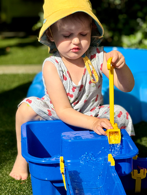 Wir TiG! Tageskinder basteln und plantschen auf unsere Spielterrasse. TiG! Kindertagespflege in Braunschweig Nicole Appel – Kindertagespflege, Krippe und Tagesmutter für Braunschweig Gliesmarode, Querum, Riddagshausen, Östliches Ringgebiet, Volkmarode, Bienrode, Waggum, Hondelage, Schuntersiedlung, Kralenriede, Dibbesdorf, Schwarzer Berg, Siegfriedviertel, Nordstadt und Schapen