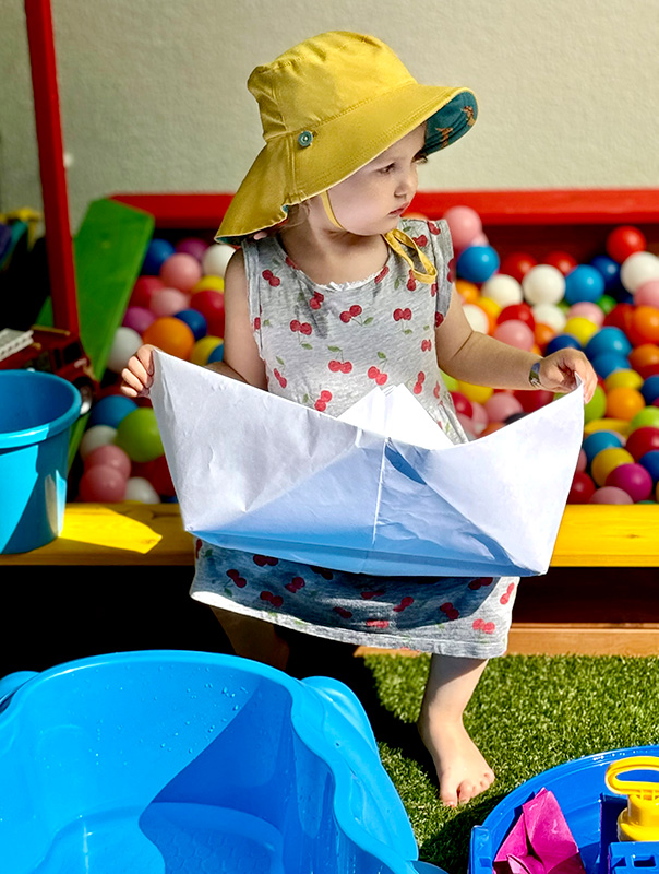 Wir TiG! Tageskinder basteln und plantschen auf unsere Spielterrasse. TiG! Kindertagespflege in Braunschweig Nicole Appel – Kindertagespflege, Krippe und Tagesmutter für Braunschweig Gliesmarode, Querum, Riddagshausen, Östliches Ringgebiet, Volkmarode, Bienrode, Waggum, Hondelage, Schuntersiedlung, Kralenriede, Dibbesdorf, Schwarzer Berg, Siegfriedviertel, Nordstadt und Schapen