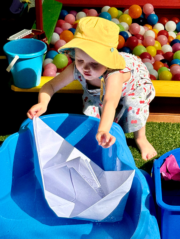 Wir TiG! Tageskinder basteln und plantschen auf unsere Spielterrasse. TiG! Kindertagespflege in Braunschweig Nicole Appel – Kindertagespflege, Krippe und Tagesmutter für Braunschweig Gliesmarode, Querum, Riddagshausen, Östliches Ringgebiet, Volkmarode, Bienrode, Waggum, Hondelage, Schuntersiedlung, Kralenriede, Dibbesdorf, Schwarzer Berg, Siegfriedviertel, Nordstadt und Schapen