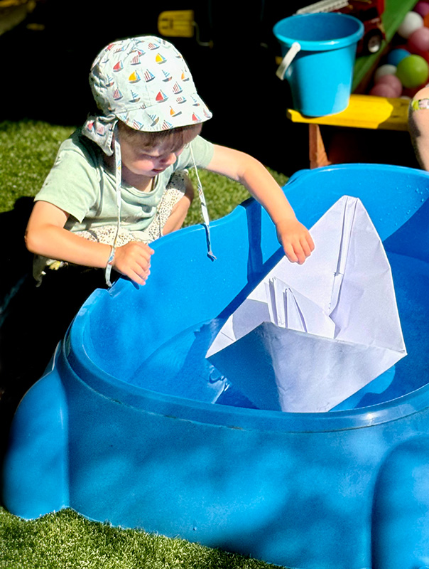 Wir TiG! Tageskinder basteln und plantschen auf unsere Spielterrasse. TiG! Kindertagespflege in Braunschweig Nicole Appel – Kindertagespflege, Krippe und Tagesmutter für Braunschweig Gliesmarode, Querum, Riddagshausen, Östliches Ringgebiet, Volkmarode, Bienrode, Waggum, Hondelage, Schuntersiedlung, Kralenriede, Dibbesdorf, Schwarzer Berg, Siegfriedviertel, Nordstadt und Schapen