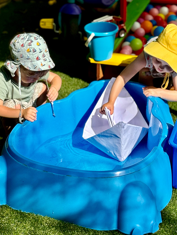 Wir TiG! Tageskinder basteln und plantschen auf unsere Spielterrasse. TiG! Kindertagespflege in Braunschweig Nicole Appel – Kindertagespflege, Krippe und Tagesmutter für Braunschweig Gliesmarode, Querum, Riddagshausen, Östliches Ringgebiet, Volkmarode, Bienrode, Waggum, Hondelage, Schuntersiedlung, Kralenriede, Dibbesdorf, Schwarzer Berg, Siegfriedviertel, Nordstadt und Schapen