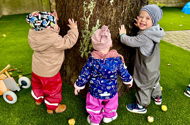 Bäumchen, rüttel dich! Wir Tageskinder finden eine Kastanienkette. TiG! Kindertagespflege in Braunschweig Nicole Appel – Kindertagespflege, Krippe und Tagesmutter für Braunschweig Gliesmarode, Querum, Riddagshausen, Östliches Ringgebiet, Volkmarode, Bienrode, Waggum, Hondelage, Schuntersiedlung, Kralenriede, Dibbesdorf, Schwarzer Berg, Siegfriedviertel, Nordstadt und Schapen