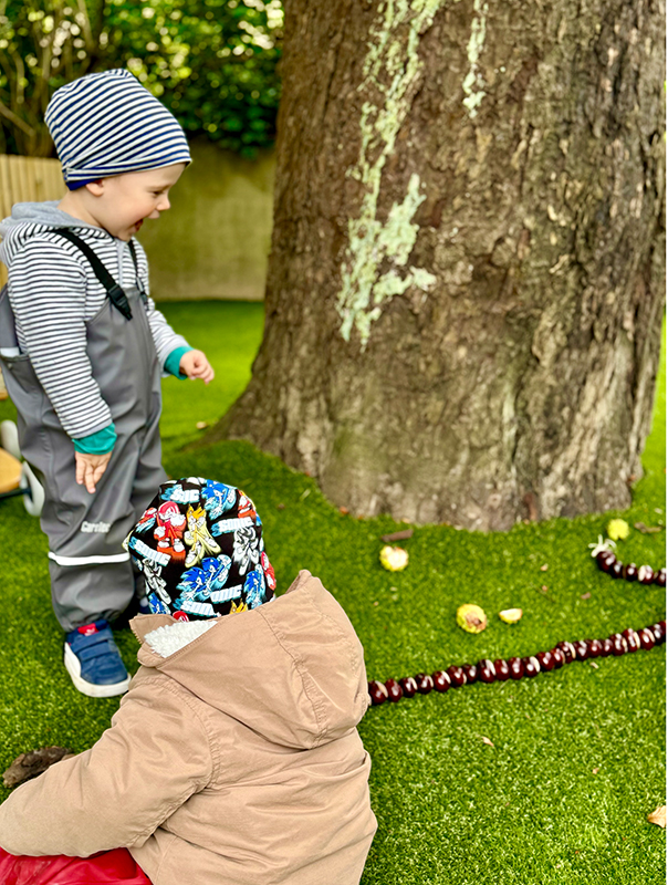 Bäumchen, rüttel dich! Wir Tageskinder finden eine Kastanienkette. TiG! Kindertagespflege in Braunschweig Nicole Appel – Kindertagespflege, Krippe und Tagesmutter für Braunschweig Gliesmarode, Querum, Riddagshausen, Östliches Ringgebiet, Volkmarode, Bienrode, Waggum, Hondelage, Schuntersiedlung, Kralenriede, Dibbesdorf, Schwarzer Berg, Siegfriedviertel, Nordstadt und Schapen