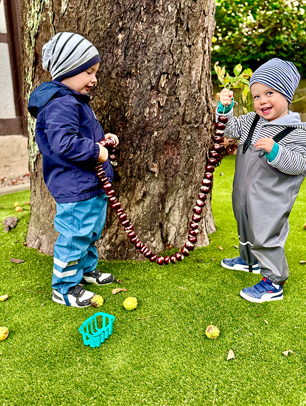Bäumchen, rüttel dich! Wir Tageskinder finden eine Kastanienkette. TiG! Kindertagespflege in Braunschweig Nicole Appel – Kindertagespflege, Krippe und Tagesmutter für Braunschweig Gliesmarode, Querum, Riddagshausen, Östliches Ringgebiet, Volkmarode, Bienrode, Waggum, Hondelage, Schuntersiedlung, Kralenriede, Dibbesdorf, Schwarzer Berg, Siegfriedviertel, Nordstadt und Schapen