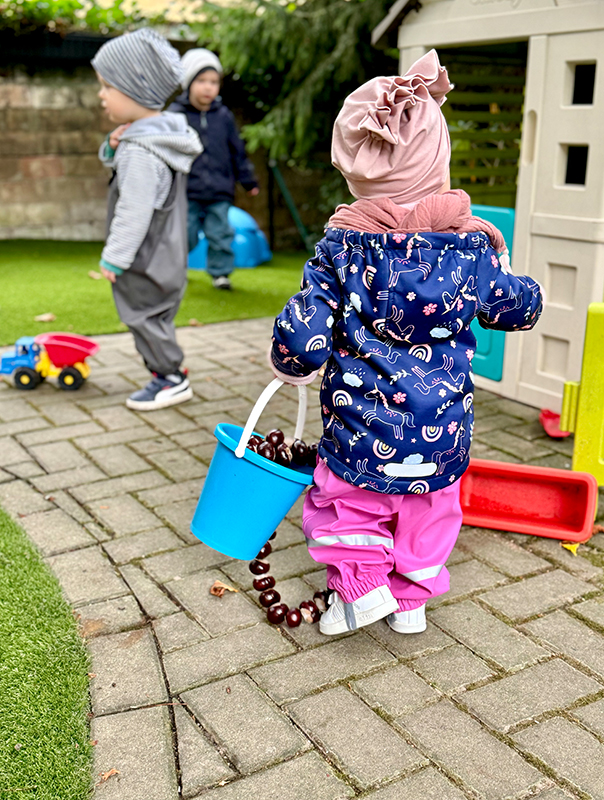 Bäumchen, rüttel dich! Wir Tageskinder finden eine Kastanienkette. TiG! Kindertagespflege in Braunschweig Nicole Appel – Kindertagespflege, Krippe und Tagesmutter für Braunschweig Gliesmarode, Querum, Riddagshausen, Östliches Ringgebiet, Volkmarode, Bienrode, Waggum, Hondelage, Schuntersiedlung, Kralenriede, Dibbesdorf, Schwarzer Berg, Siegfriedviertel, Nordstadt und Schapen