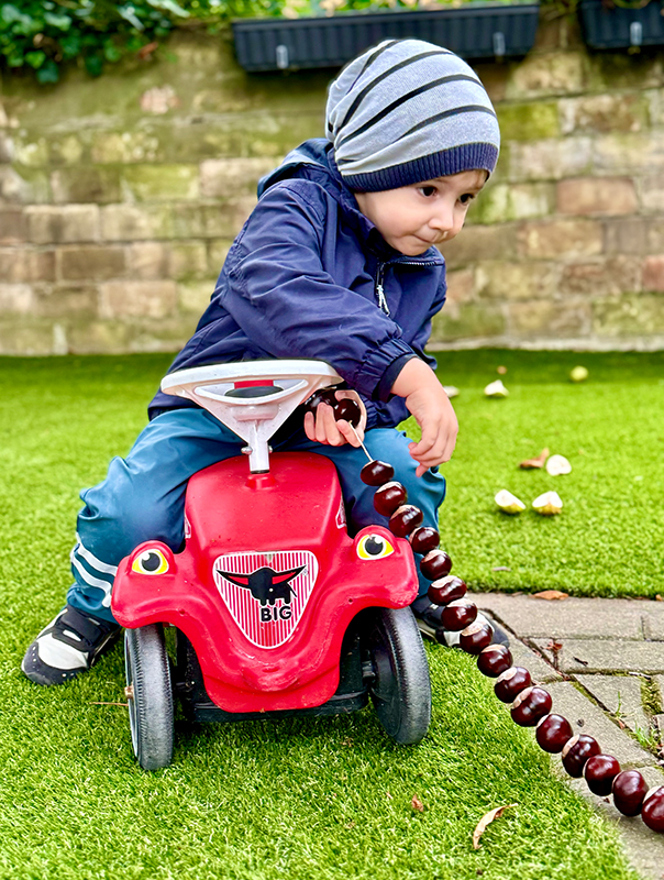 Wir Tageskinder finden eine Kastanienkette. TiG! Kindertagespflege in Braunschweig Nicole Appel – Kindertagespflege, Krippe und Tagesmutter für Braunschweig Gliesmarode, Querum, Riddagshausen, Östliches Ringgebiet, Volkmarode, Bienrode, Waggum, Hondelage, Schuntersiedlung, Kralenriede, Dibbesdorf, Schwarzer Berg, Siegfriedviertel, Nordstadt und Schapen