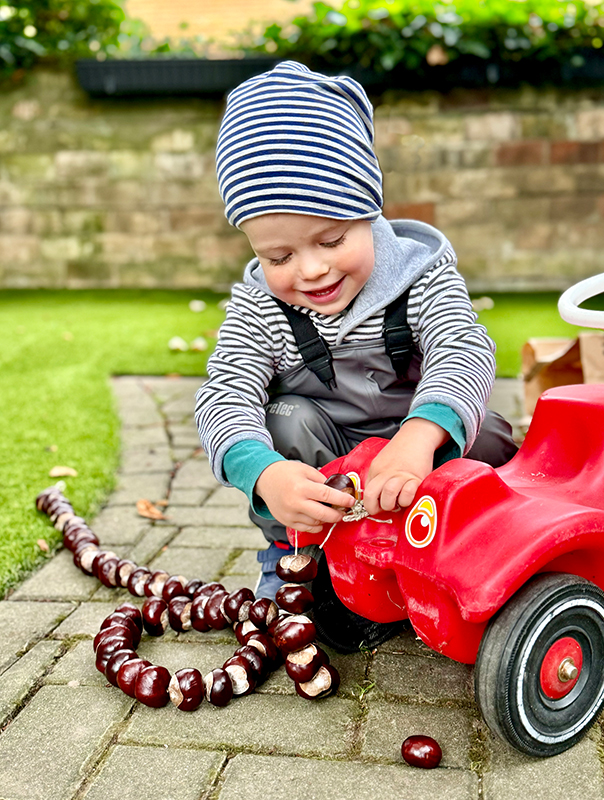 Wir Tageskinder finden eine Kastanienkette. TiG! Kindertagespflege in Braunschweig Nicole Appel – Kindertagespflege, Krippe und Tagesmutter für Braunschweig Gliesmarode, Querum, Riddagshausen, Östliches Ringgebiet, Volkmarode, Bienrode, Waggum, Hondelage, Schuntersiedlung, Kralenriede, Dibbesdorf, Schwarzer Berg, Siegfriedviertel, Nordstadt und Schapen