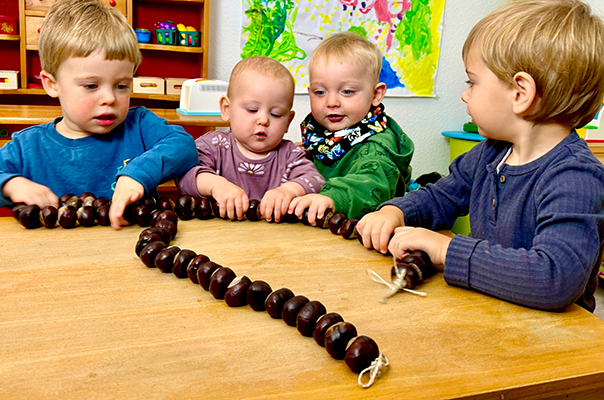 Wir Tageskinder basteln Kastanienigel und unsere Kastanienkette ist mittendrin dabei. TiG! Kindertagespflege in Braunschweig Nicole Appel – Kindertagespflege, Krippe und Tagesmutter für Braunschweig Gliesmarode, Querum, Riddagshausen, Östliches Ringgebiet, Volkmarode, Bienrode, Waggum, Hondelage, Schuntersiedlung, Kralenriede, Dibbesdorf, Schwarzer Berg, Siegfriedviertel, Nordstadt und Schapen