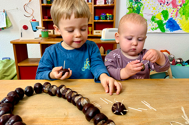 Da ist sie wieder! Wir Tageskinder basteln Kastanienigel und unsere Kastanienkette ist mittendrin dabei. TiG! Kindertagespflege in Braunschweig Nicole Appel – Kindertagespflege, Krippe und Tagesmutter für Braunschweig Gliesmarode, Querum, Riddagshausen, Östliches Ringgebiet, Volkmarode, Bienrode, Waggum, Hondelage, Schuntersiedlung, Kralenriede, Dibbesdorf, Schwarzer Berg, Siegfriedviertel, Nordstadt und Schapen