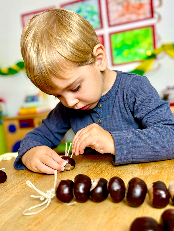 Da ist sie wieder! Wir Tageskinder basteln Kastanienigel und unsere Kastanienkette ist mittendrin dabei. TiG! Kindertagespflege in Braunschweig Nicole Appel – Kindertagespflege, Krippe und Tagesmutter für Braunschweig Gliesmarode, Querum, Riddagshausen, Östliches Ringgebiet, Volkmarode, Bienrode, Waggum, Hondelage, Schuntersiedlung, Kralenriede, Dibbesdorf, Schwarzer Berg, Siegfriedviertel, Nordstadt und Schapen