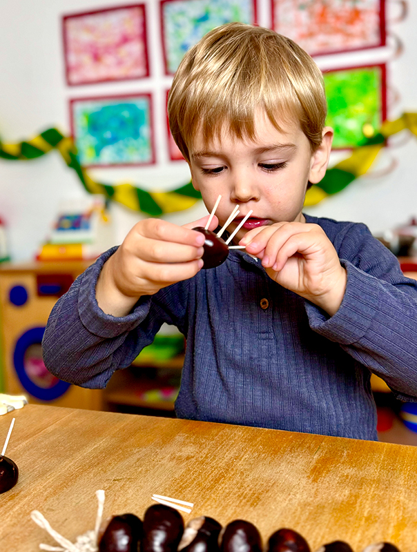 Da ist sie wieder! Wir Tageskinder basteln Kastanienigel und unsere Kastanienkette ist mittendrin dabei. TiG! Kindertagespflege in Braunschweig Nicole Appel – Kindertagespflege, Krippe und Tagesmutter für Braunschweig Gliesmarode, Querum, Riddagshausen, Östliches Ringgebiet, Volkmarode, Bienrode, Waggum, Hondelage, Schuntersiedlung, Kralenriede, Dibbesdorf, Schwarzer Berg, Siegfriedviertel, Nordstadt und Schapen