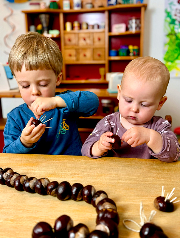 Wir Tageskinder basteln Kastanienigel und unsere Kastanienkette ist mittendrin dabei. TiG! Kindertagespflege in Braunschweig Nicole Appel – Kindertagespflege, Krippe und Tagesmutter für Braunschweig Gliesmarode, Querum, Riddagshausen, Östliches Ringgebiet, Volkmarode, Bienrode, Waggum, Hondelage, Schuntersiedlung, Kralenriede, Dibbesdorf, Schwarzer Berg, Siegfriedviertel, Nordstadt und Schapen