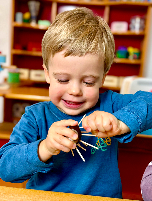 Wir Tageskinder basteln Kastanienigel und unsere Kastanienkette ist mittendrin dabei. TiG! Kindertagespflege in Braunschweig Nicole Appel – Kindertagespflege, Krippe und Tagesmutter für Braunschweig Gliesmarode, Querum, Riddagshausen, Östliches Ringgebiet, Volkmarode, Bienrode, Waggum, Hondelage, Schuntersiedlung, Kralenriede, Dibbesdorf, Schwarzer Berg, Siegfriedviertel, Nordstadt und Schapen