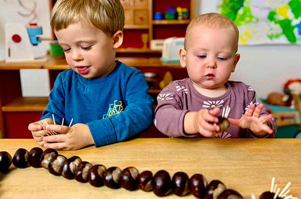 Da ist sie wieder! Wir Tageskinder basteln Kastanienigel und unsere Kastanienkette ist mittendrin dabei. TiG! Kindertagespflege in Braunschweig Nicole Appel – Kindertagespflege, Krippe und Tagesmutter für Braunschweig Gliesmarode, Querum, Riddagshausen, Östliches Ringgebiet, Volkmarode, Bienrode, Waggum, Hondelage, Schuntersiedlung, Kralenriede, Dibbesdorf, Schwarzer Berg, Siegfriedviertel, Nordstadt und Schapen