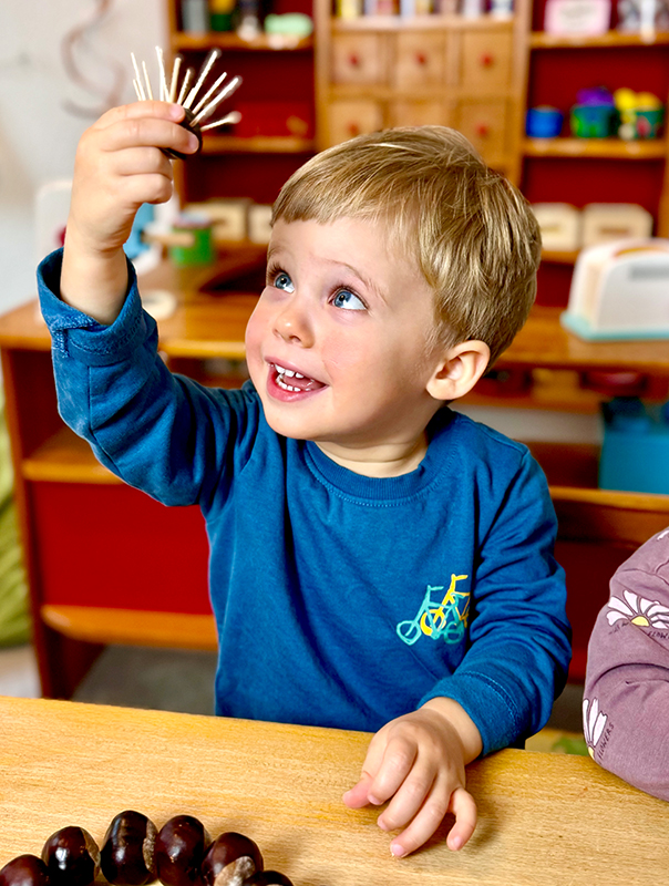 Wir Tageskinder basteln Kastanienigel und unsere Kastanienkette ist mittendrin dabei. TiG! Kindertagespflege in Braunschweig Nicole Appel – Kindertagespflege, Krippe und Tagesmutter für Braunschweig Gliesmarode, Querum, Riddagshausen, Östliches Ringgebiet, Volkmarode, Bienrode, Waggum, Hondelage, Schuntersiedlung, Kralenriede, Dibbesdorf, Schwarzer Berg, Siegfriedviertel, Nordstadt und Schapen