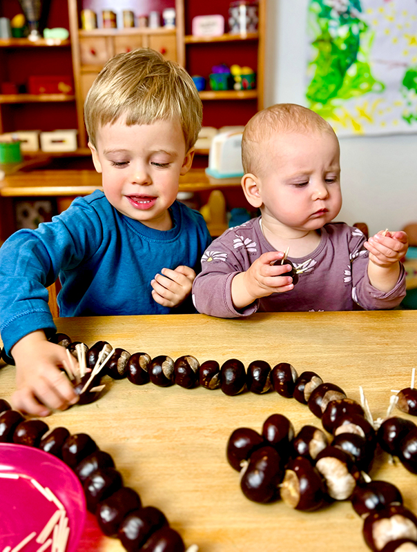 Da ist sie wieder! Wir Tageskinder basteln Kastanienigel und unsere Kastanienkette ist mittendrin dabei. TiG! Kindertagespflege in Braunschweig Nicole Appel – Kindertagespflege, Krippe und Tagesmutter für Braunschweig Gliesmarode, Querum, Riddagshausen, Östliches Ringgebiet, Volkmarode, Bienrode, Waggum, Hondelage, Schuntersiedlung, Kralenriede, Dibbesdorf, Schwarzer Berg, Siegfriedviertel, Nordstadt und Schapen