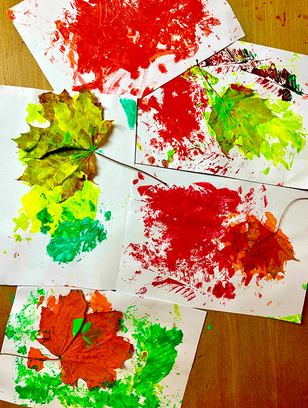Wir Tageskinder malen mit Herbstblättern. TiG! Kindertagespflege in Braunschweig Nicole Appel – Kindertagespflege, Krippe und Tagesmutter für Braunschweig Gliesmarode, Querum, Riddagshausen, Östliches Ringgebiet, Volkmarode, Bienrode, Waggum, Hondelage, Schuntersiedlung, Kralenriede, Dibbesdorf, Schwarzer Berg, Siegfriedviertel, Nordstadt und Schapen