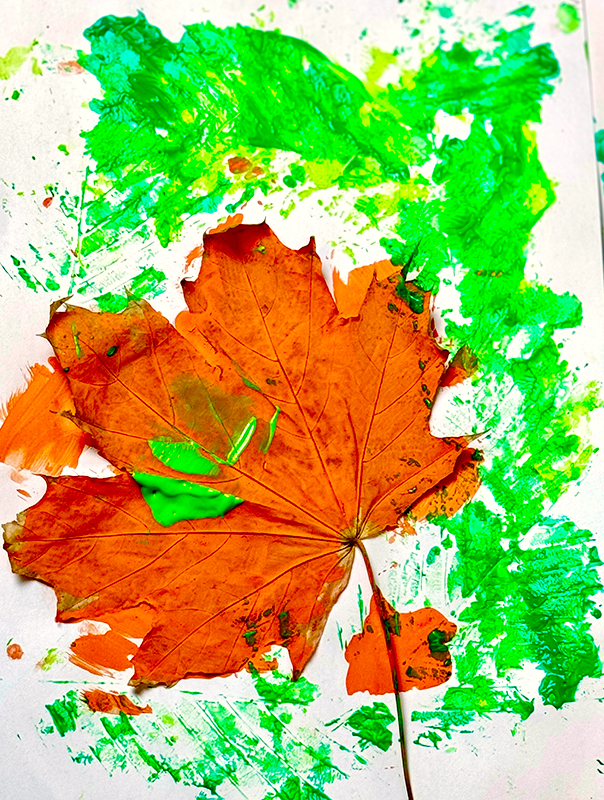 Wir Tageskinder malen mit Herbstblättern. TiG! Kindertagespflege in Braunschweig Nicole Appel – Kindertagespflege, Krippe und Tagesmutter für Braunschweig Gliesmarode, Querum, Riddagshausen, Östliches Ringgebiet, Volkmarode, Bienrode, Waggum, Hondelage, Schuntersiedlung, Kralenriede, Dibbesdorf, Schwarzer Berg, Siegfriedviertel, Nordstadt und Schapen