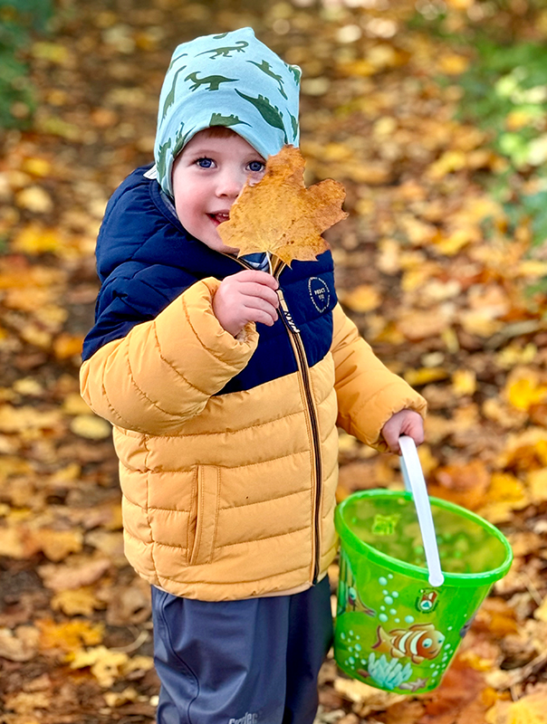Bunt ist der Herbst! Wir Tageskinder sammeln bunte Herbstblätter in der Natur. TiG! Kindertagespflege in Braunschweig Nicole Appel – Kindertagespflege, Krippe und Tagesmutter für Braunschweig Gliesmarode, Querum, Riddagshausen, Östliches Ringgebiet, Volkmarode, Bienrode, Waggum, Hondelage, Schuntersiedlung, Kralenriede, Dibbesdorf, Schwarzer Berg, Siegfriedviertel, Nordstadt und Schapen