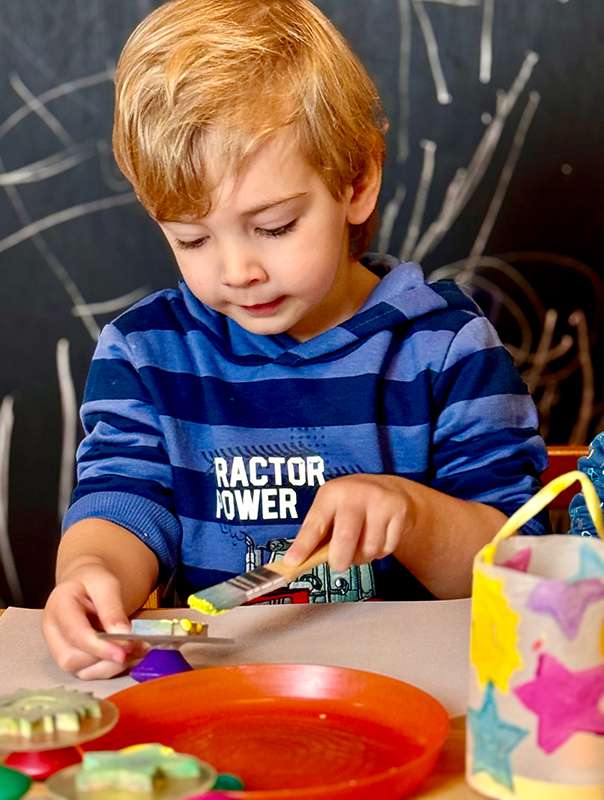 Ich stemple meine Laterne! Wir Tageskinder künstlern unsere Laternen bunt. TiG! Kindertagespflege in Braunschweig Nicole Appel – Kindertagespflege, Krippe und Tagesmutter für Braunschweig Gliesmarode, Querum, Riddagshausen, Östliches Ringgebiet, Volkmarode, Bienrode, Waggum, Hondelage, Schuntersiedlung, Kralenriede, Dibbesdorf, Schwarzer Berg, Siegfriedviertel, Nordstadt und Schapen